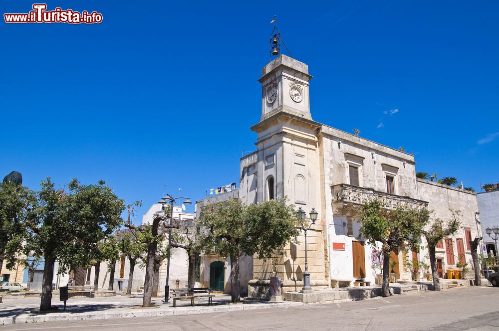 Immagine La Torre dell'Orologio nel centro del borgo di Palmariggi, comune del Salento in Puglia