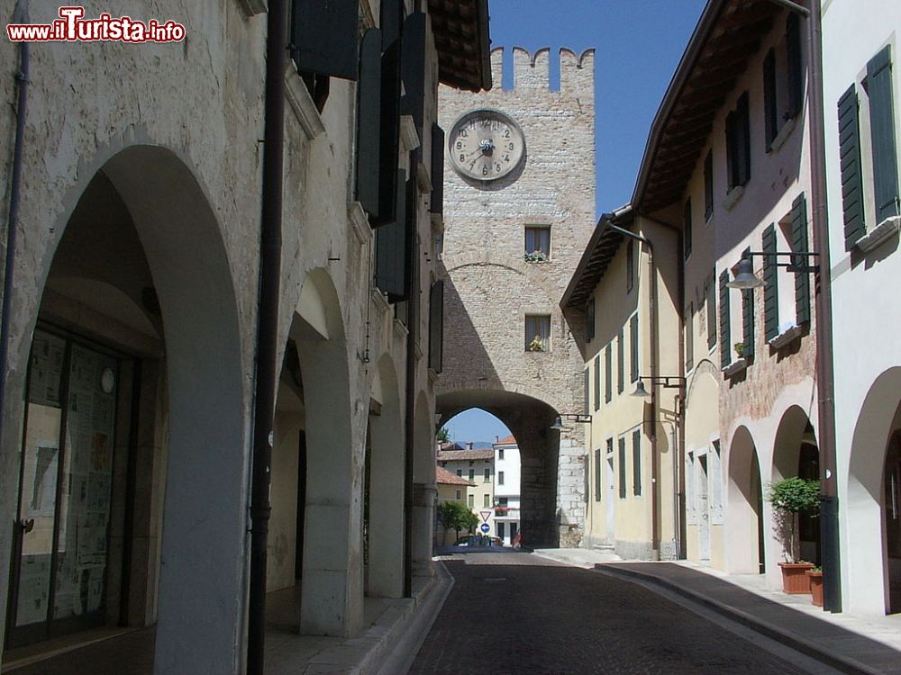 Immagine La Torre dell'Orologio nel centro storico di Porcia, in Friuli Venezia Giulia - © Renzo Toffolo, Pubblico dominio, Wikipedia