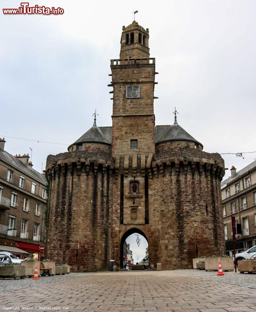 Immagine La torre dell'orologio nel centro storico di Vire in Normandia, Francia - © AnnDcs / Shutterstock.com