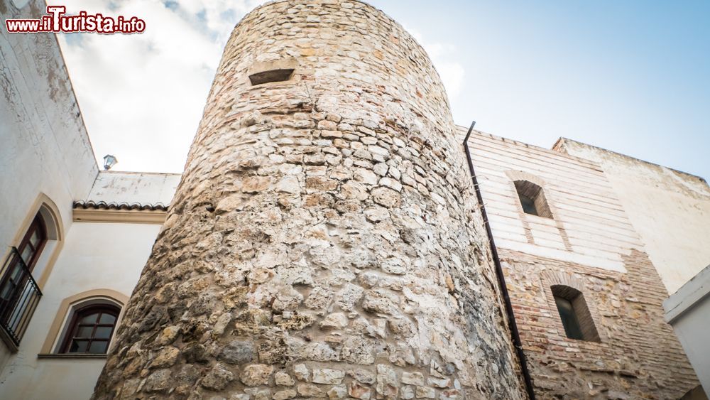 Immagine La torre della calle Comare nel centro storico di Oliva, Spagna. Si tratta della parte meglio conservata fra le mura dell'antico palazzo di Centelles.