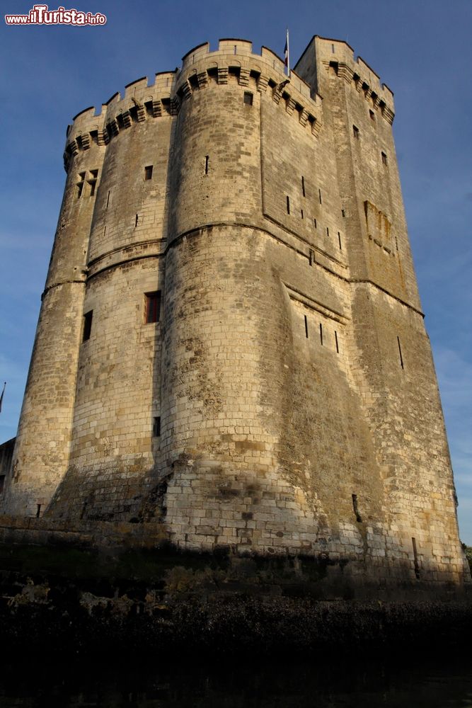 Immagine La Torre della Catena a La Rochelle, Francia. Come quella di San Nicola, è aperta tutto l'anno ai visitatori. Innalzata nel XIV° secolo e modificata nel Seicento, venne utilizzata come polveriera mentre oggi ospita una mostra sulla storia della città.