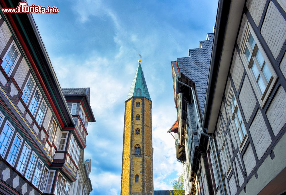 Immagine La torre della chiesa del Mercato nel centro storico di Goslar, Germania. L'edificio religioso è dedicato ai santi Cosma e Damiano.