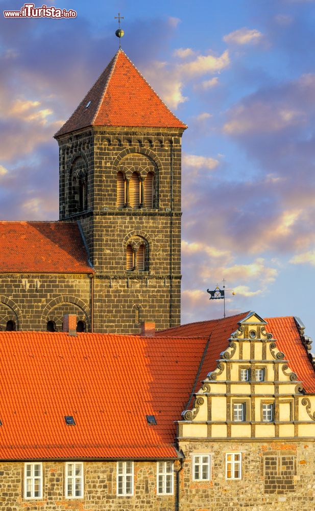 Immagine La torre della chiesa e i piani alti del castello di Quedlinburg, Germania.