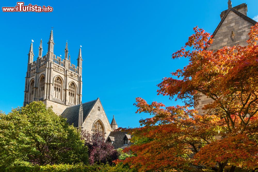 Immagine La torre della chiesetta al Merton College di Oxford, Inghilterra, in autunno.