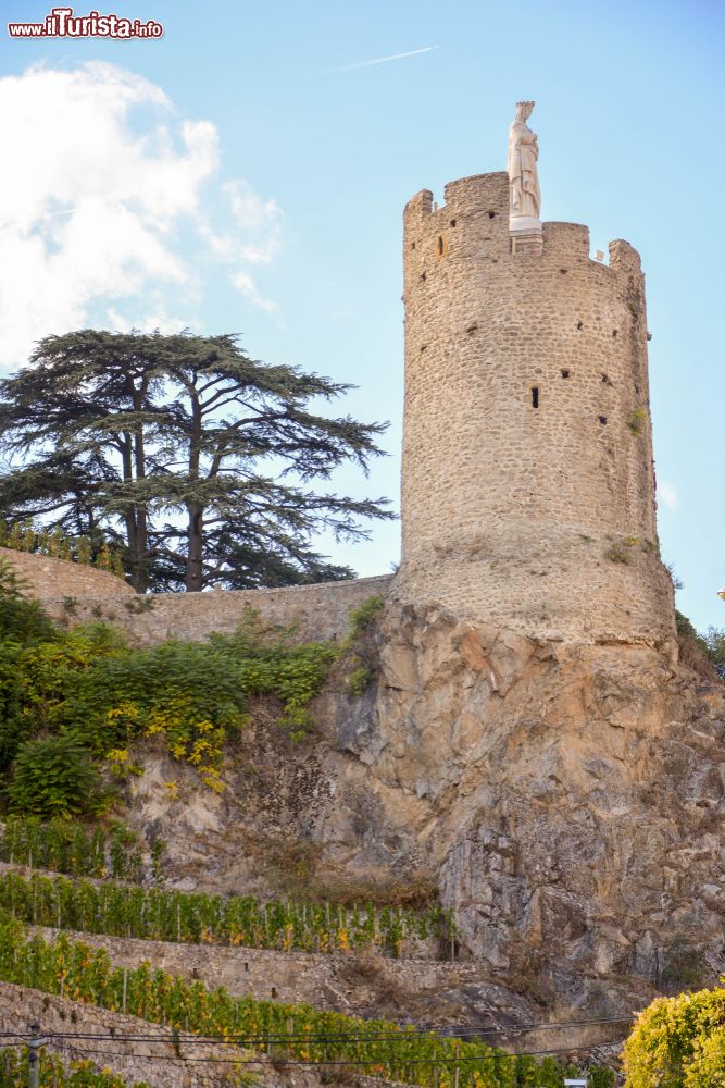 Immagine La torre della città medievale di Tournon sur Rhone nei pressi di Tain-l'Hermitage, Francia. Questa graziosa località è dominata dalla sagoma del'imponente castello che risale al X°, XV° e XVI° secolo.