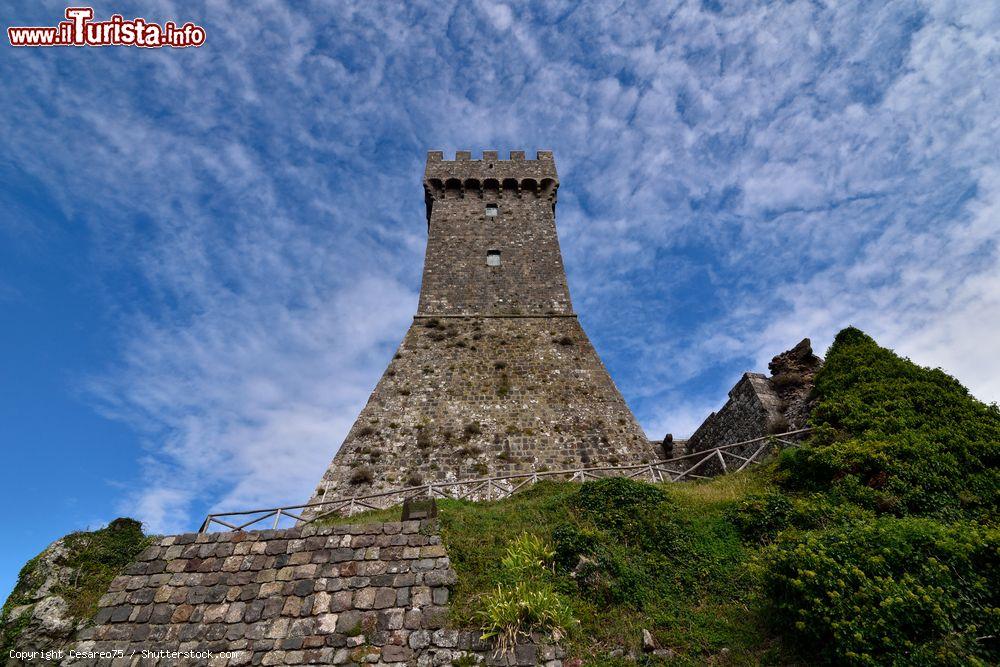 Immagine La torre della fortezza di Radicofani vista dal basso, Toscana: la fortezza conserva ancora buona parte delle strutture - © Cesareo75 / Shutterstock.com