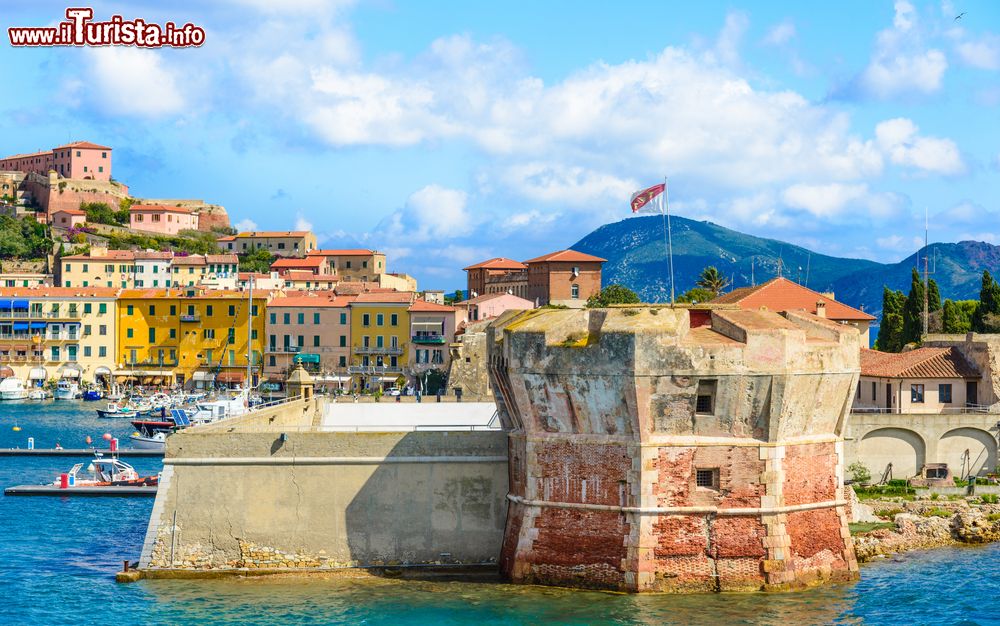 Immagine La Torre della Linguella a Portoferraio, isola d'Elba, Toscana. Questa torre costiera, detta anche del Martello, si presenta a pianta ottagonale e con la parte turrita superiore più sporgente rispetto a quella inferiore. Per un certo periodo la torre venne trasformata in prigione: fra i suoi detenuti più celebri ci fu anche Giovanni Passannante, attentatore di Umberto I°, che vi trascorse ben 10 anni.