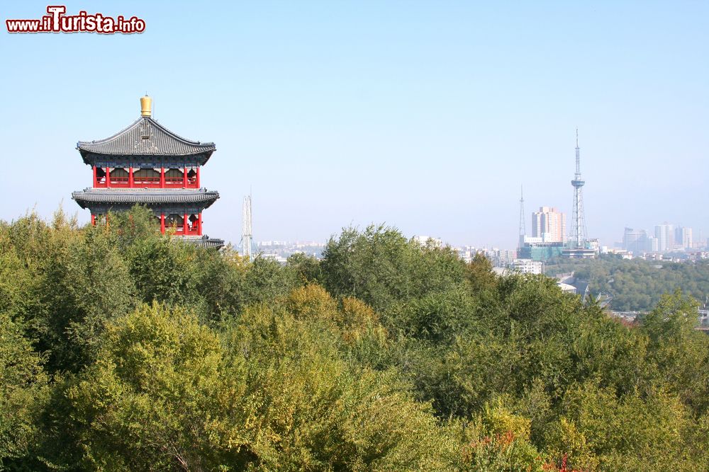 Immagine La torre della pagoda al parco della Collina Rossa nella città di Urumqi, Repubblica Popolare Cinese. Simbolo di Urumqi, questo parco situato nel centro cittadino a 1391 metri di altitudine deve il suo nome al colore rossastro della montagna.