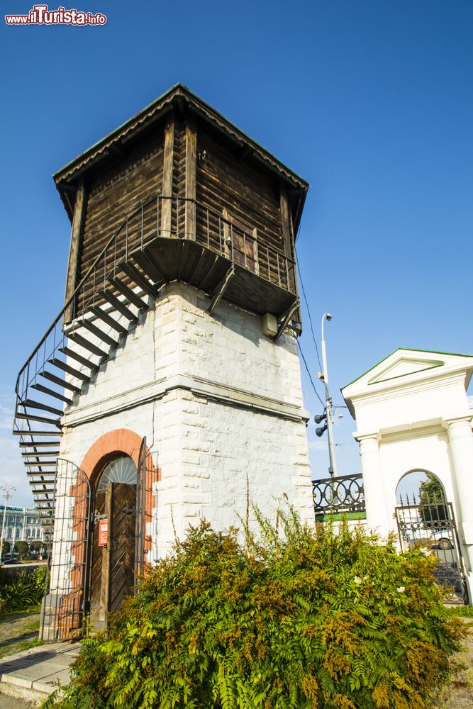 Immagine La Torre dell'Acqua nella piazza storica di Ekaterinburg, Russia. La parte superiore è realizzata in legno.