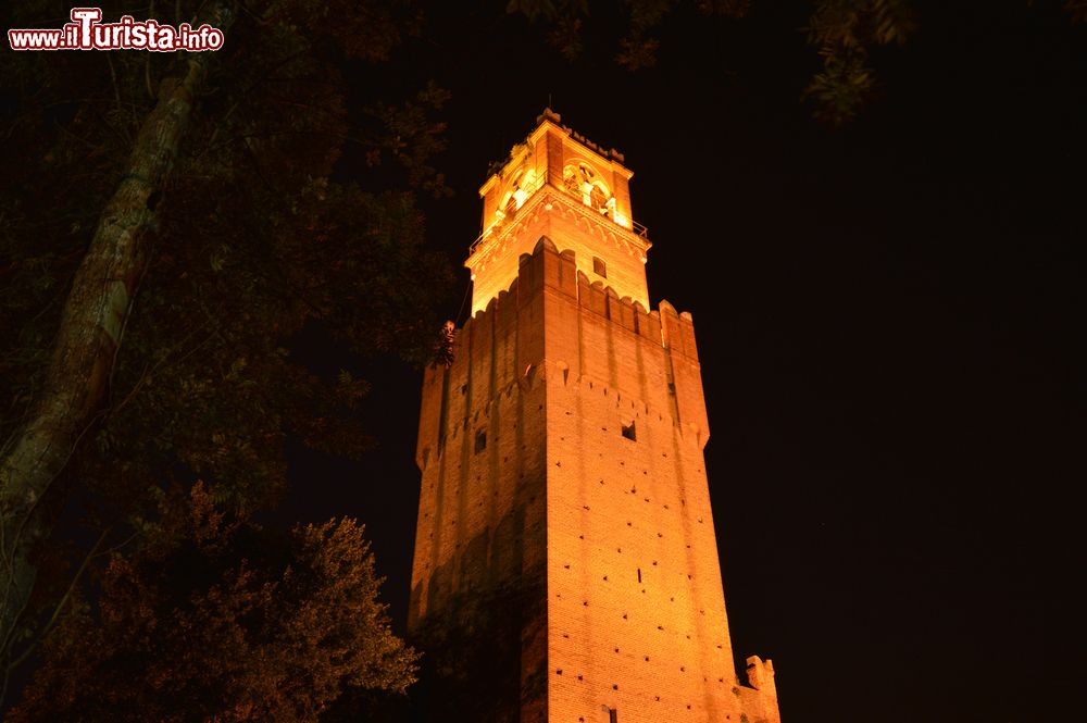 Immagine La Torre delle Campane di Noale in Veneto, fotografata di notte.