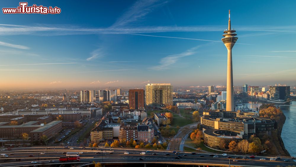 Immagine La torre delle comunicazioni nella città vecchia di Dusseldorf, Germania. Alta 234 metri, venne costruita nel 1982. A metà altezza ospita un ristorante girevole panoramico mentre poco più sotto si trova una terrazza da cui si può ammirare il paesaggio circostante.