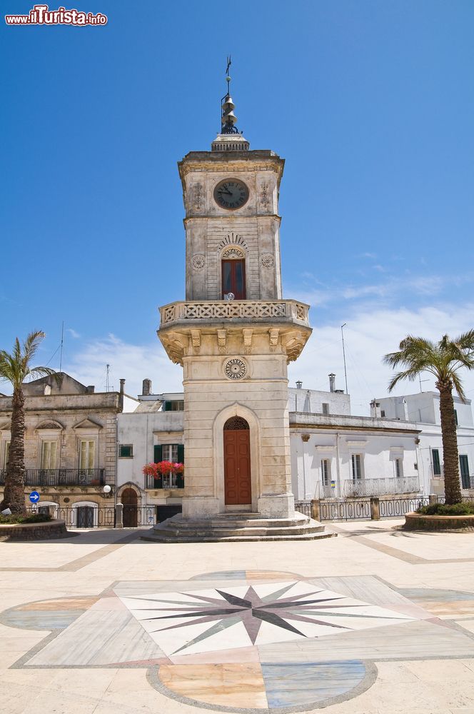 Immagine La torre dell'orologio a Ceglie Messapica, Salento, Puglia.  Si trova in piazza Plebiscito: venne costruita nel 1890 su progetto dell'ingegnere Paolo Chirulli.