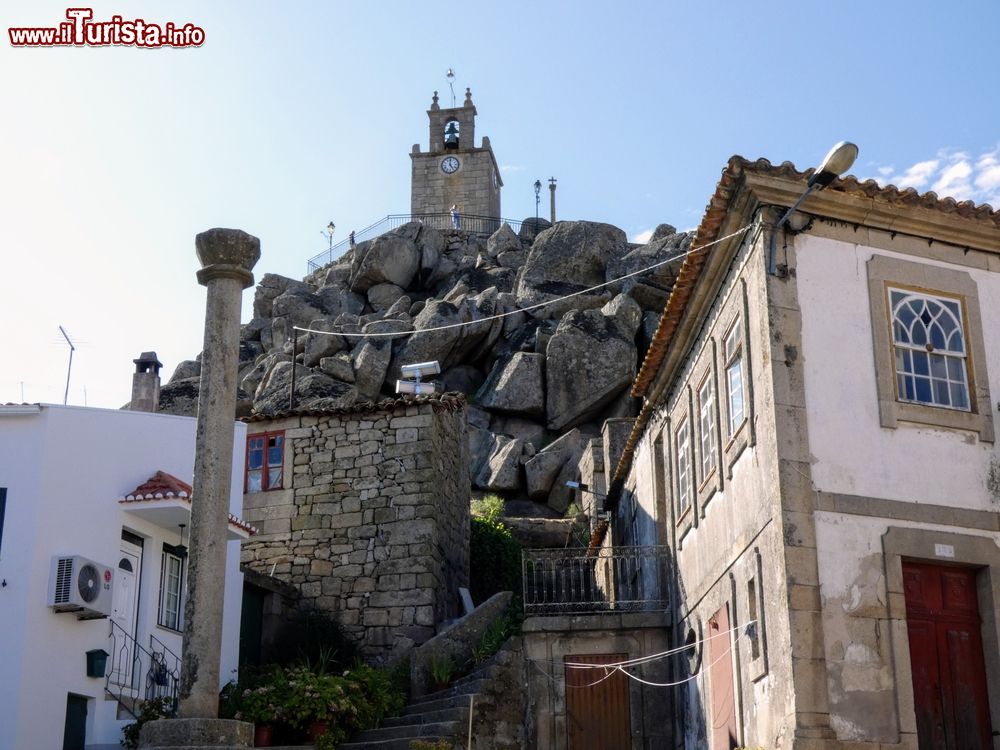 Immagine La torre dell'orologio a Meda, Portogallo, incastonata fra le rocce: siamo nei pressi della cittadina di Marialva.