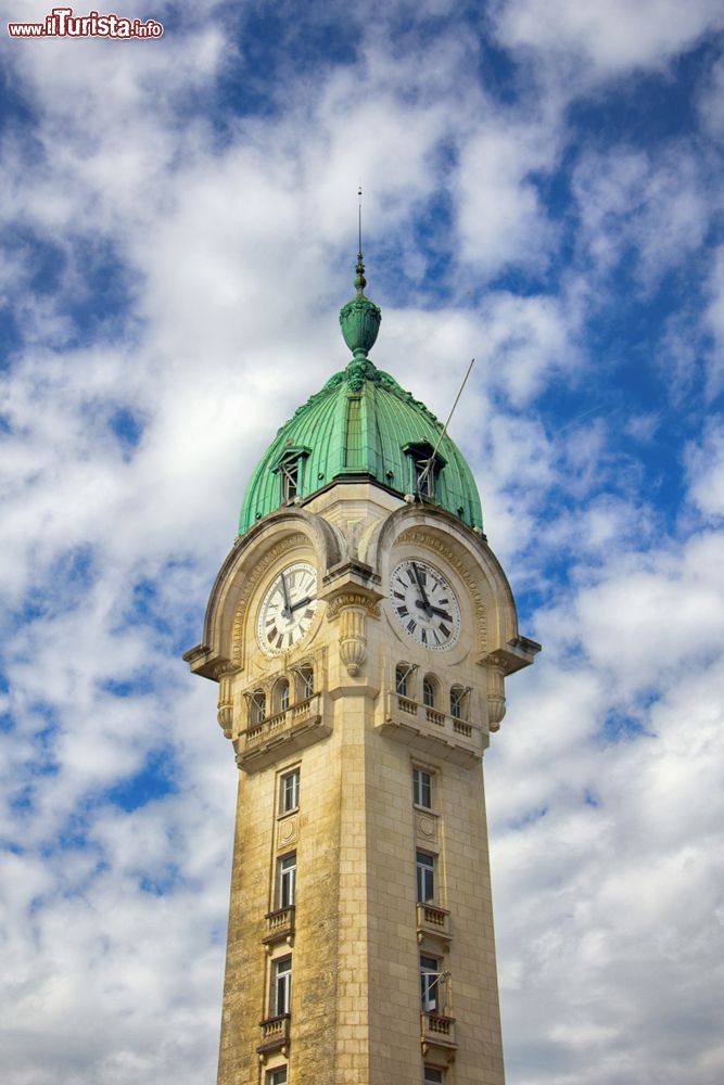 Immagine La torre dell'orologio alla stazione di Limoges, Francia, con la cupola verde.