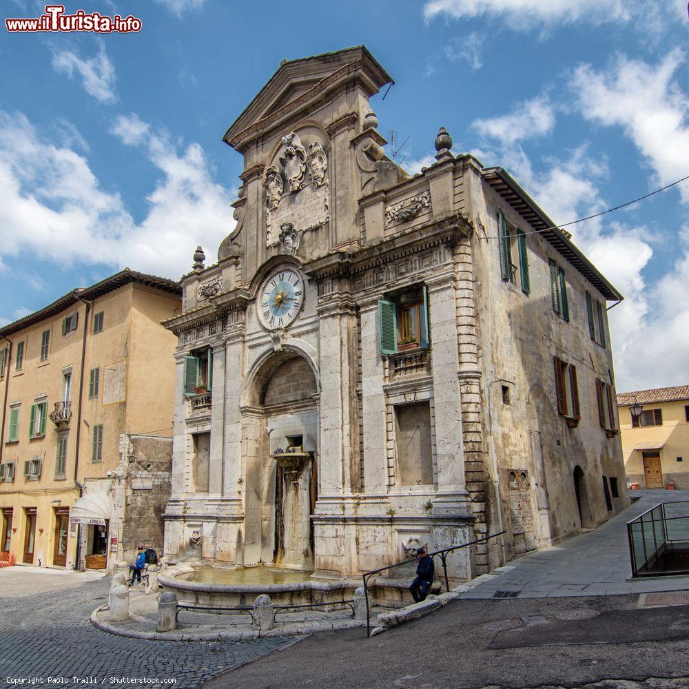 Immagine La Torre dell'Orologio con la fontana nel centro storico di Spoleto, Umbria - © Paolo Tralli / Shutterstock.com