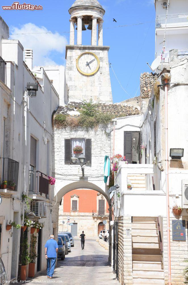 Immagine La torre dell'orologio con l'arco a Casamassima, provincia di Bari, Puglia. Si trova in una delle porte d'ingresso al centro storico della cittadina, quella che si affaccia su piazza Aldo Moro - © forben / Shutterstock.com