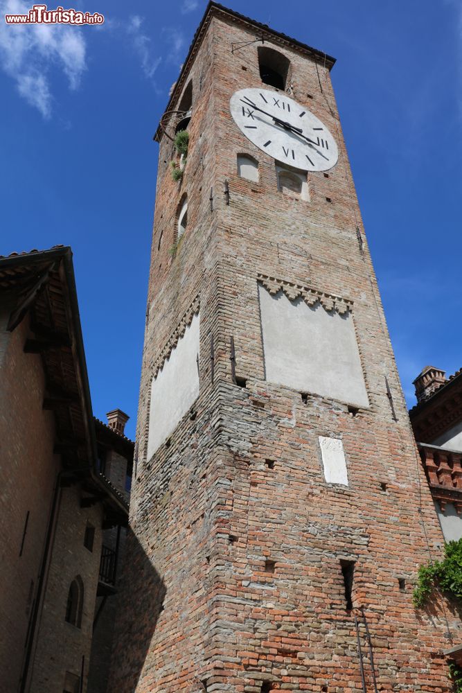 Immagine La Torre dell'Orologio di Neive, Piemonte: la sua costruzione risale al XIII° secolo ed è uno dei simboli dell'antica municipalità.