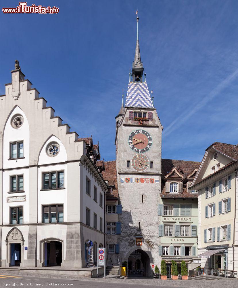 Immagine La torre dell'orologio di Zugo, Svizzera. La Zytturm si eleva per 52 metri e dalla sua sommità regala una suggestiva veduta sulla città e sul paesaggio circostante - © Denis Linine / Shutterstock.com