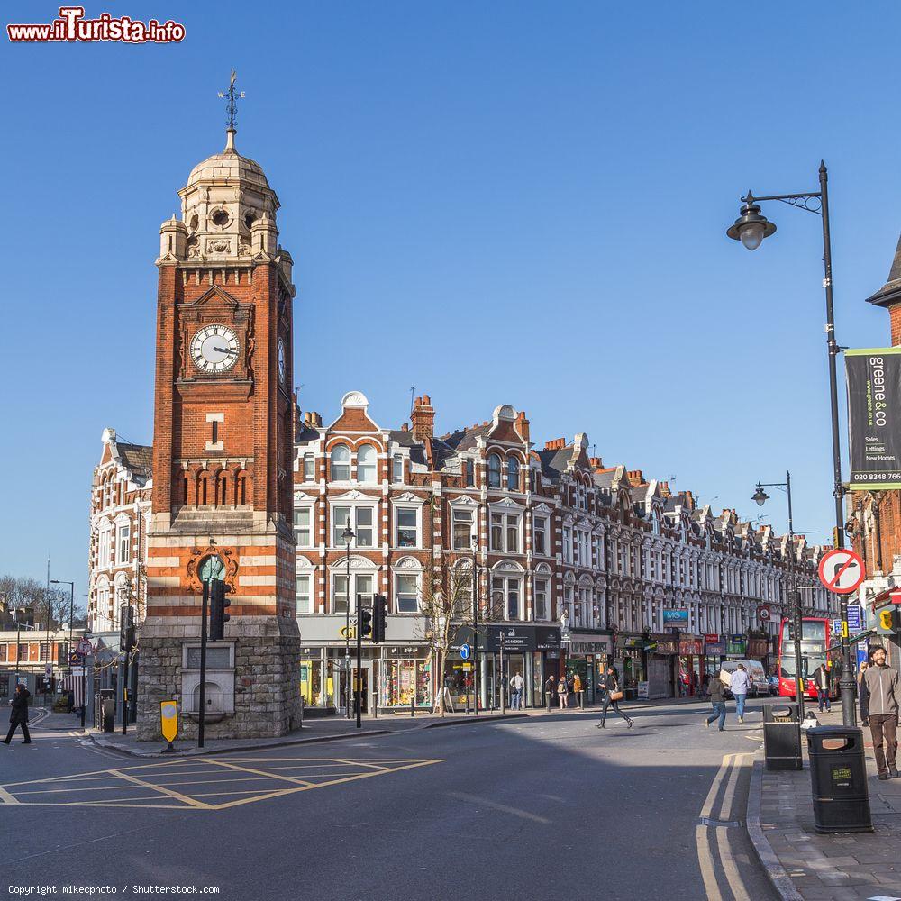 Immagine La Torre dell'Orologio e le strade di Crouch End, sobborgo nord della città di Londra - © mikecphoto / Shutterstock.com