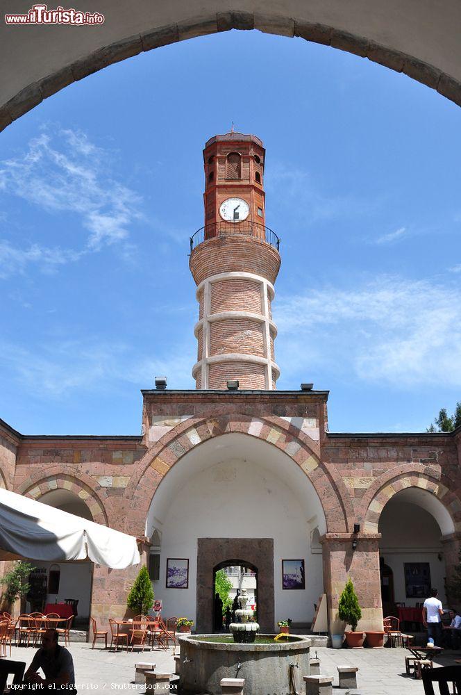 Immagine La torre dell'orologio Merzifon nel villaggio di Merzifon, nei pressi di Amasya, Turchia - © el_cigarrito / Shutterstock.com