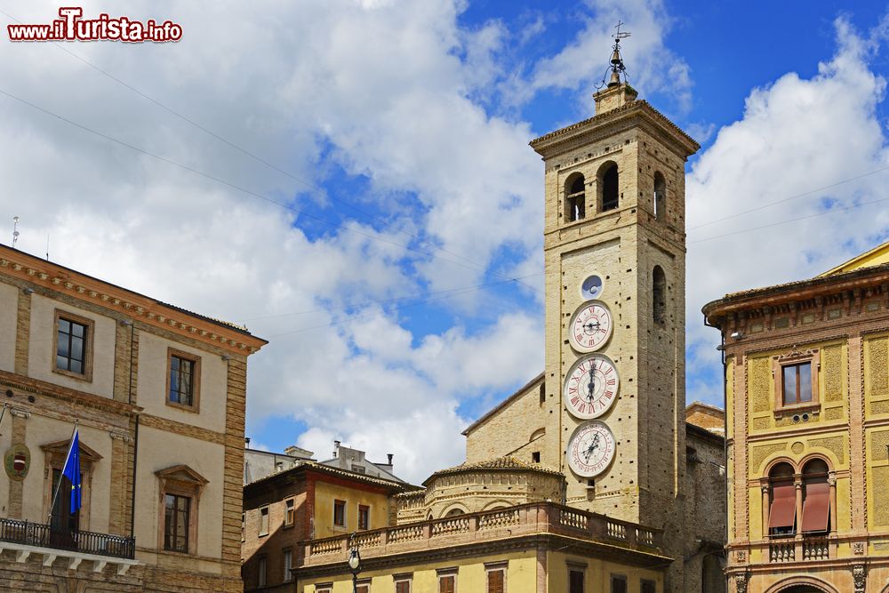 Immagine La torre dell'Orologio nel centro di Tolentino, Marche. In Piazza della Libertà, a destra rispetto al Palazzo Municipale, si innalza il campanile della chiesa di San Francesco che per via dei suoi orologi è divenuto anche uno dei simboli della città. Grazie ad una macchina collegata a quattro quadranti vengono indicate le fasi lunari, le ore italiche, l'ora astronomica e i giorni della settimana e del mese.