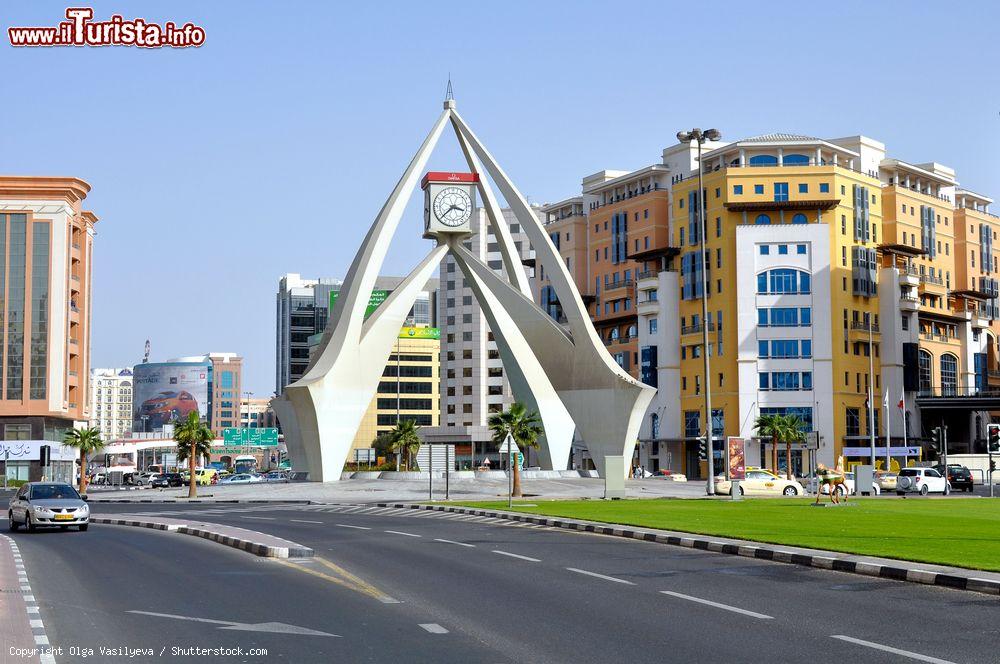 Immagine La torre dell'orologio nel quartiere di Deira a Dubai, Emirati Arabi Uniti. Fra le più esclusive e prestigiose zone della città, Deira ha origini che risalgono al 1841 - © Olga Vasilyeva / Shutterstock.com