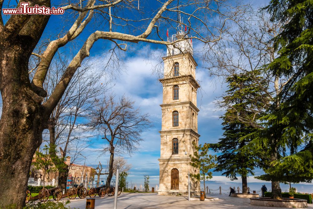 Immagine La torre dell'orologio The Tophane a Bursa, Turchia. Si erge nella vecchia cittadella di Bursa; costruita in origine durante il regno del sultano Abdulaziz, fu poi distrutta e ricostruita nel 1904 e poi nuovamente riedificata negli anni successivi.