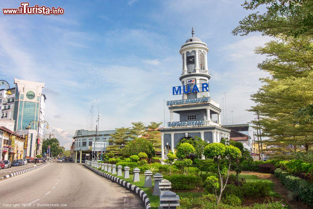 Immagine La torre dell'orologio, una delle principali attrazioni cittadine di Muar, Malesia. L'antica architettura inglese è ciò che caratterizza questo bel monumento - © YWloh / Shutterstock.com
