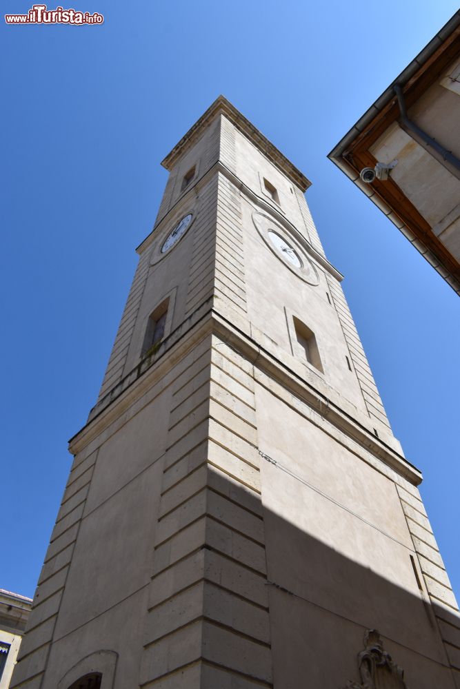 Immagine La torre dell'orologio vista dal basso in Slock Square a Nimes, Francia. La sua costruzione risale al XVIII° secolo.