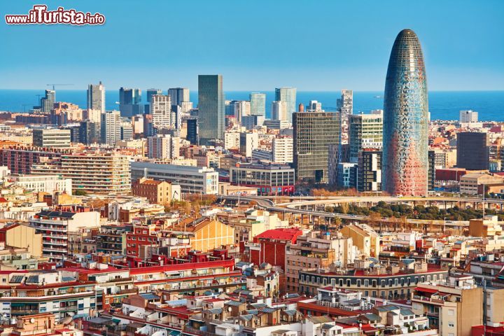 Immagine La torre di Agbar e la skyline di Barcellona in Spagna