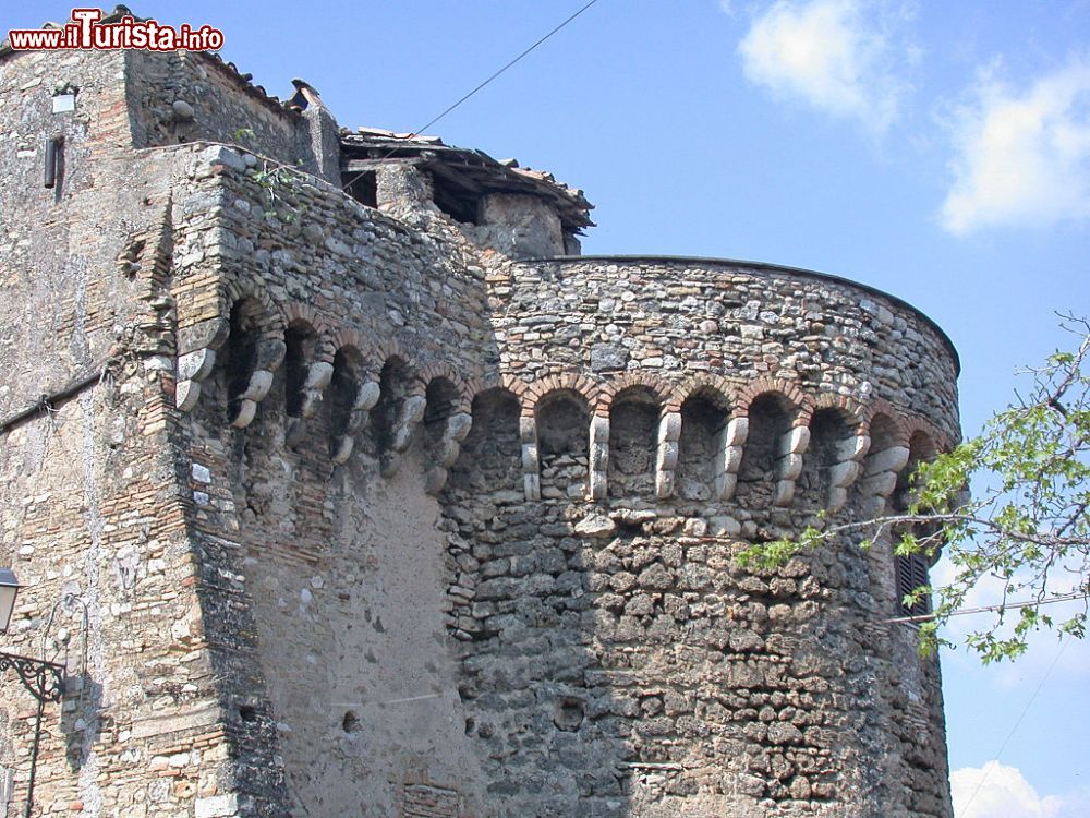 Immagine La torre di Castello Orsini il maniero medievale di Montelibretti - Wikipedia