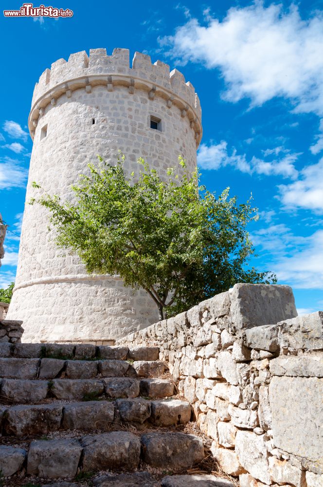 Immagine La torre di Creska Kula nell'isola di Cres, Croazia. La sua costruzione risale al 1445: inizialmente fu innalzata per proteggere il porto dagli attacchi dei pirati. 