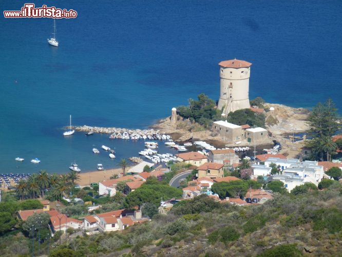 Immagine La torre del XVIII° secolo a Giglio Campese realizzata per l'avvistamento di navi provenienti dal versante ovest, vista da Giglio Castello