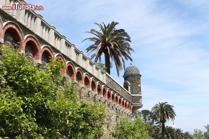 Immagine La torre di guardia nel parco di Arenzano, provincia di Genova, Liguria. E' una delle tante aree verdi e dei giardini che impreziosiscono questa località di mare.