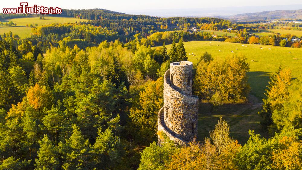 Immagine La torre di Krasno dentro la foresta di Slavkovsky les in Boemia