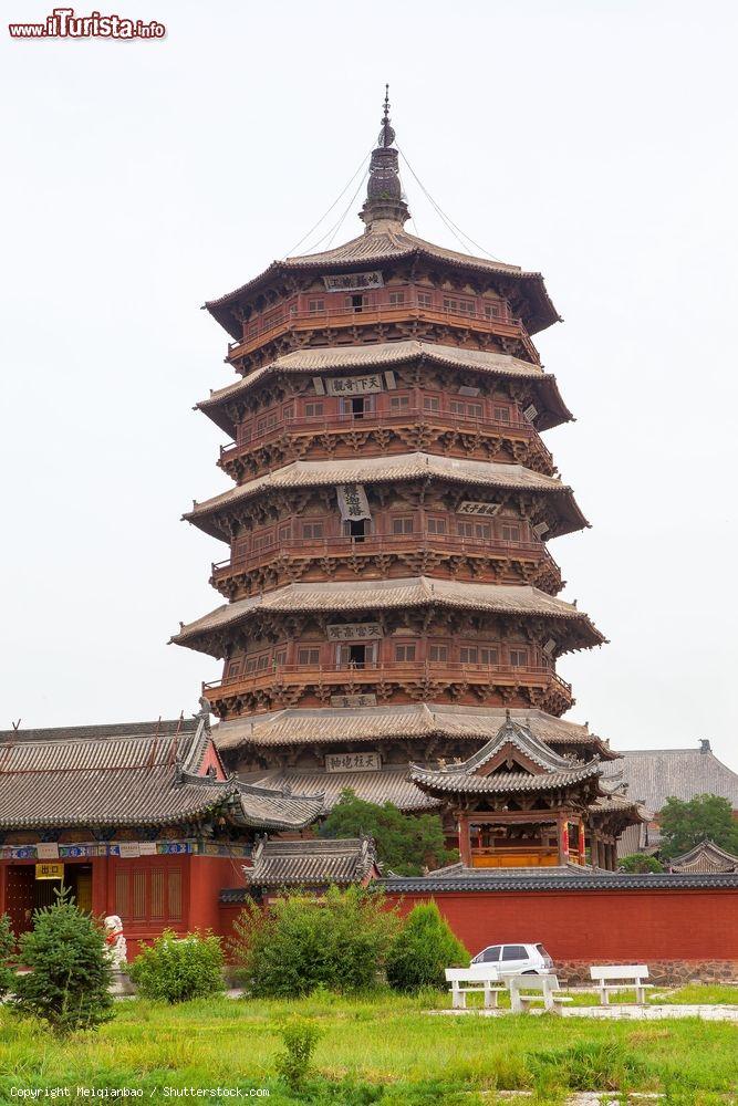 Immagine La torre di legno Yingxian nella città di Yingxian, Datong,Cina. Patrimonio mondiale Unesco, si tratta di un capolavoro di edilizia cinese costruita senza l'utilizzo di un solo chiodo. Alta 67,31 metri, è la più alta pagoda in legno al mondo - © Meiqianbao / Shutterstock.com