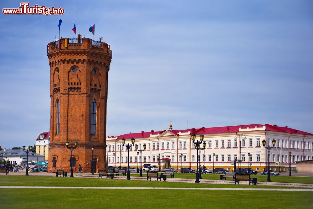 Immagine La torre di mattoni di Tobolsk, Russia. Uno dei monumenti simbolo della città siberiana.