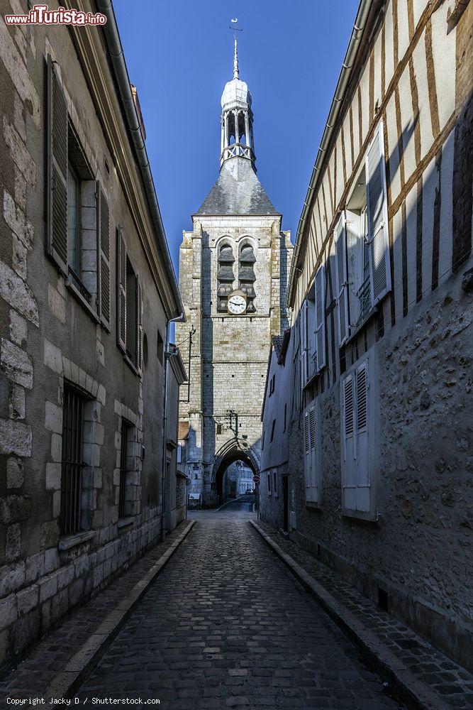 Immagine La torre di Notre Dame du Val a Provins, Francia. Questa bella cittadina medievale si trova a circa 77 chilometri da Parigi; grazie al suo patrimonio architettonico intatto è dichiarata patrimonio mondiale dell'umanità. La torre è tutto ciò che resta dell'omonima collegiata - © Jacky D / Shutterstock.com