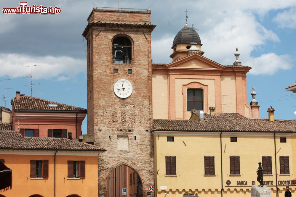 Immagine La torre di piazza Silvagni e la chiesa di San Pietro Apostolo a San Giovanni in Marignano - ©  CC BY-SA 3.0, Wikipedia