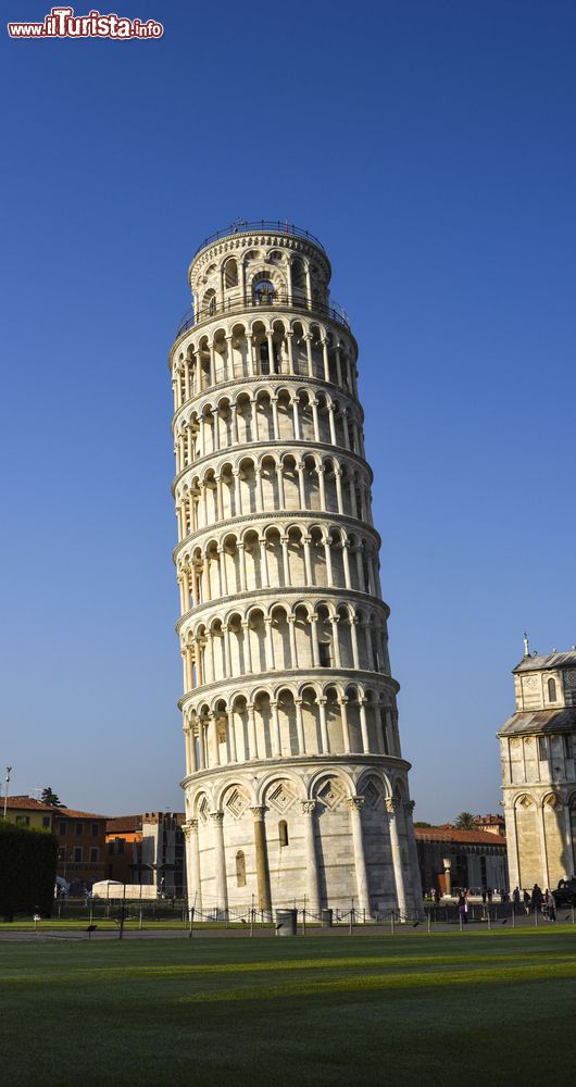 Immagine La Torre di Pisa, Toscana. Monumento Unesco, è famosa per via della caratteristica pendenza dovuta al cedimento del terreno sottostante verificatasi già nelle fasi di costruzione.