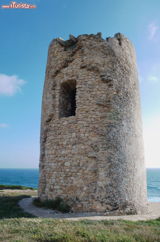 Immagine La Torre di Sa Mora sulla costa di Putzu Idu in Sardegna