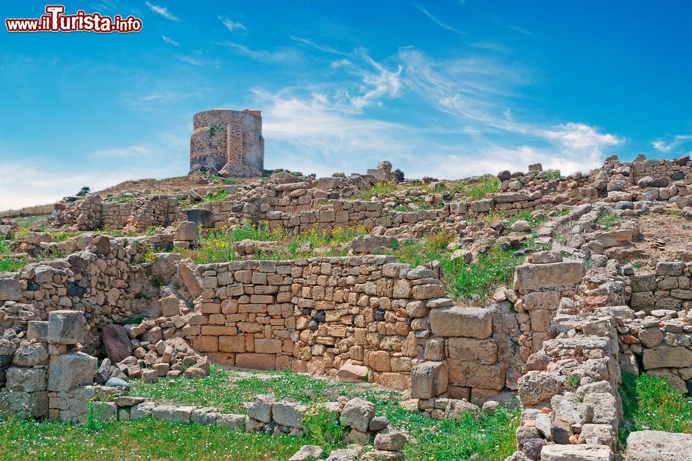 Immagine La torre di San Giovanni di Sinis vista dal sito archeologico di Tharros, Sardegna. Costruita fra la fine del XVI secolo e gli inizi del XVII secolo, questa torre s'innalza sulla sommità dell'altura che sovrasta l'area archeologica di Tharros.