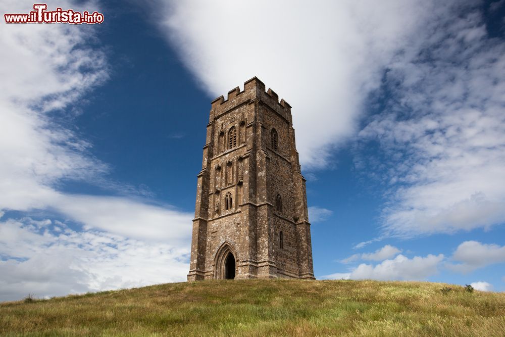 Immagine La Torre di San Michele o Glastonbury Tor in Inghilterra: quello che oggi sono soltanto rovine, nell’alto medioevo appartenevano al più imponente santuario di Europa. E’ al suo interno che re Artù venne portato per la sepoltura.