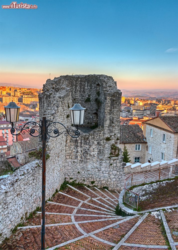 Immagine La Torre di Terzano a Campobasso, Molise, Italia. Si trova nei pressi della chiesa di San Bartolomeo nella parte alta del borgo; la torre si presenta con pianta circolare semplice in pietra trezza e alcune feritoie.