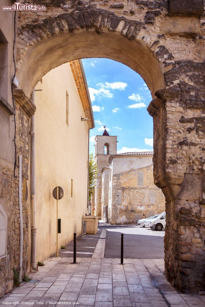 Immagine La torre d'Orange vista attraverso un arco del centro storico, Vaucluse (Francia) - © Vlasyuk Inna / Shutterstock.com
