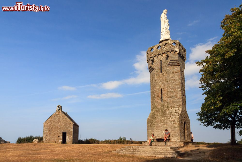 Immagine La torre e la Chapelle Saint-Michel sul Mont Dol in Bretagna.