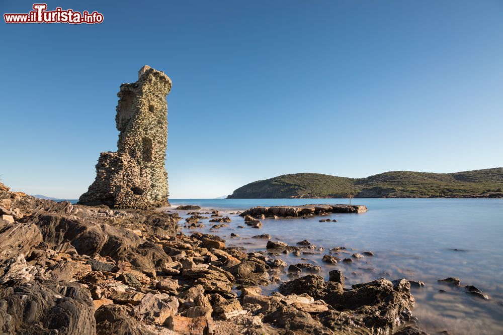 Immagine La torre genovese di Santa Maria della Chiappella a Rogliano, costa orientale di Cap Corse in Corsica