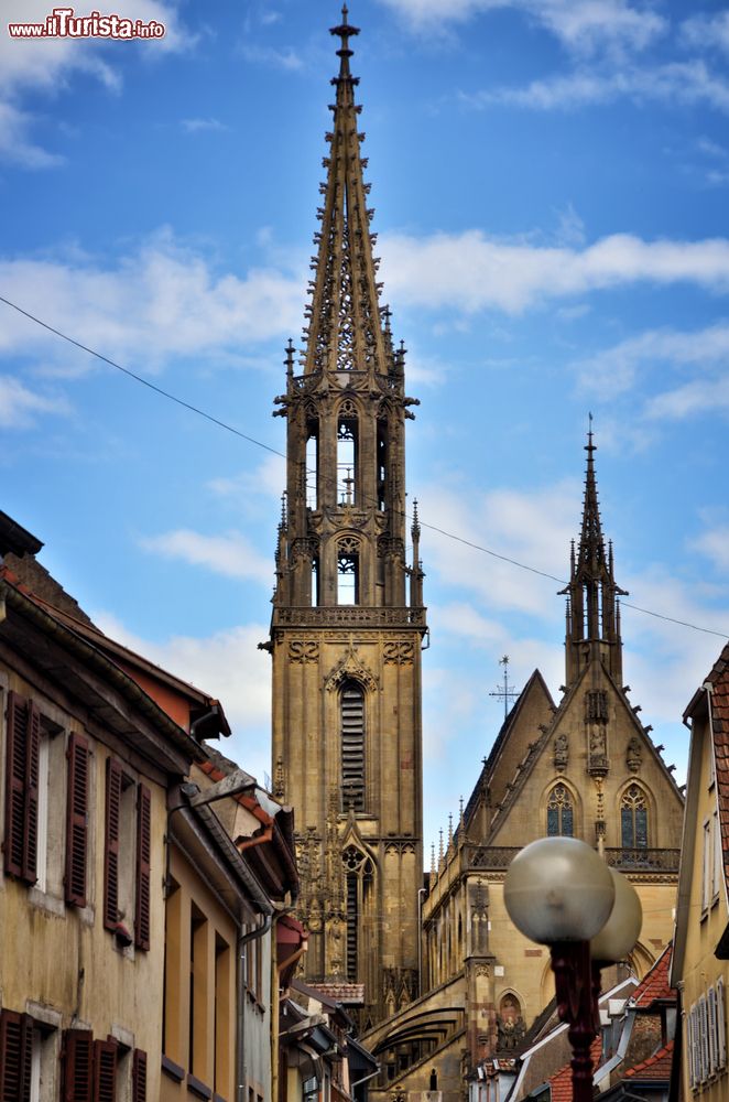 Immagine La torre gotica della cattedrale di San Teobaldo a Thann, Francia. Il campanile s'innalza per 78 metri.