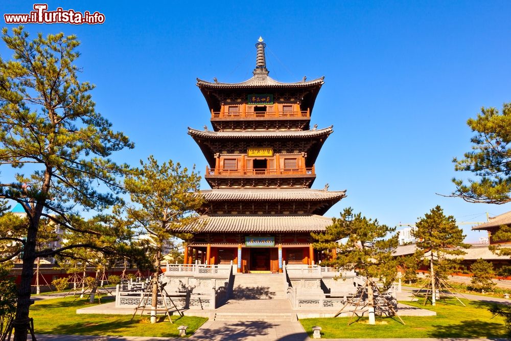Immagine La torre in legno del tempio Huayan di Datong, Cina. Questo edificio religioso fu costruito durante la dinastia Liao attorno al 1038. Occupa una superficie di 16.600 metri quadrati.