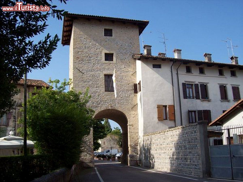 Immagine La Torre ingresso a Piazza Castello a Valvasone in Friuli - © Sebi1, CC BY-SA 3.0, Wikipedia